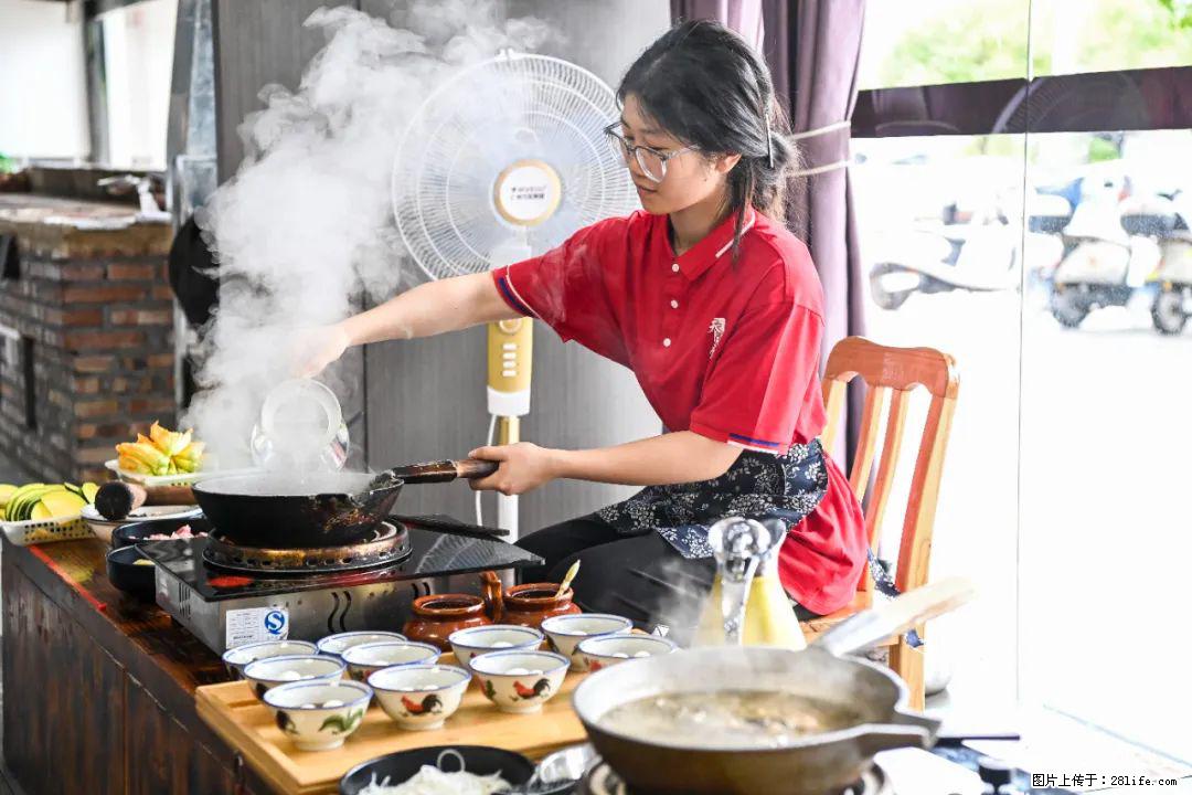 全网追的“扁担女孩”，找了一份暑假工，时薪12元 - 白银生活资讯 - 白银28生活网 by.28life.net